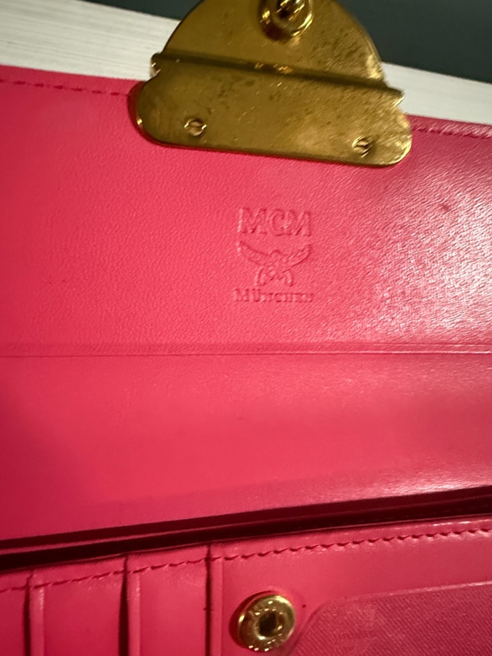 MCM pink wallet has rubbing on corners - Picture 7 of 9
